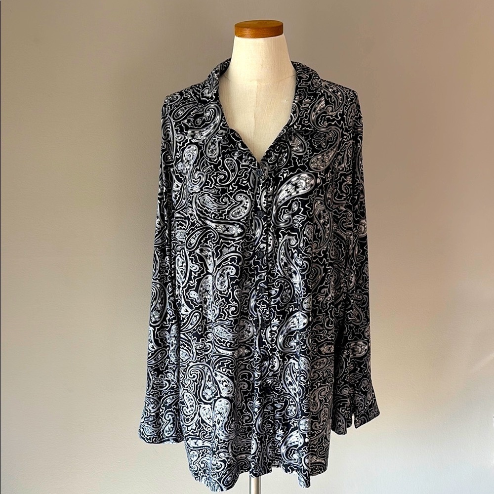 Avenue women’s plus Paisley Black and White button up Top polyester split sleeve